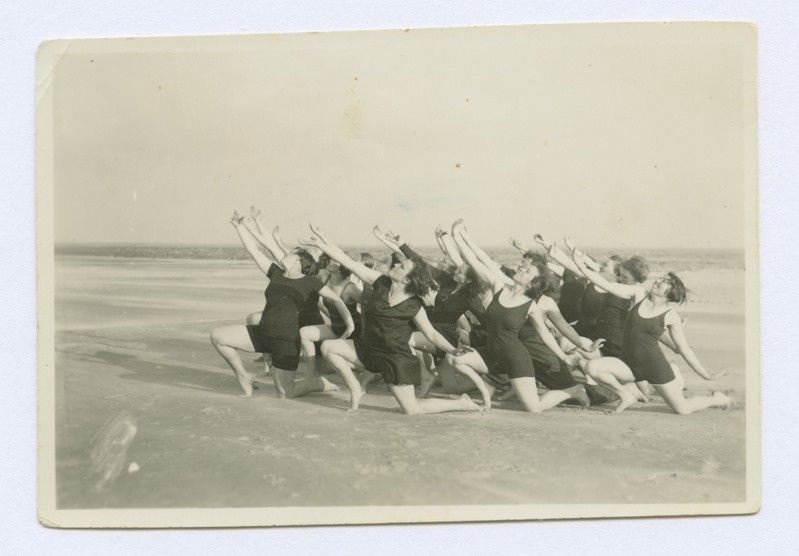 Ernst Idla, Gert Negro liikumisrühm mere ääres harjutamas