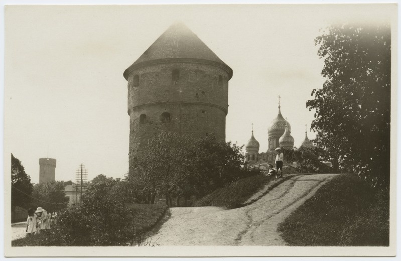 Tallinn. Vaade Kiek in de Kökile Võidu väljaku poolt