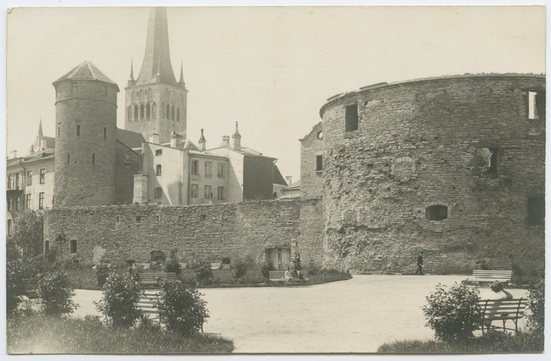 Tallinn. Vaade Paks Margareeta ja Oleviste kirik Rannavärava mäelt