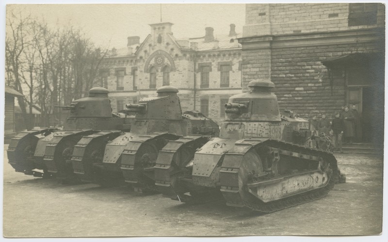Tallinn. Interventidelt ostetud tanketid Tondi sõjakooli õuel