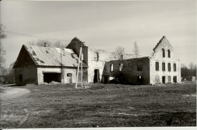 Photo Preedi winery ruins 1988