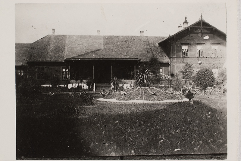 Preediimõiss Wredensitzz),Househouse Garden War. Dog’s choke