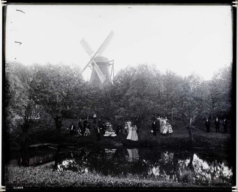 Group picture: Preedi manor park, windy in the background.