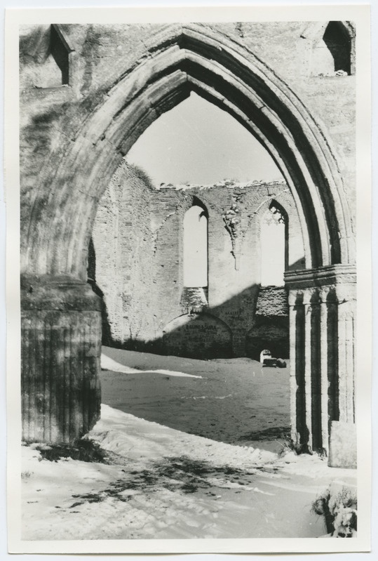 Vaade peaportaali juurest kiriku sisemusse.