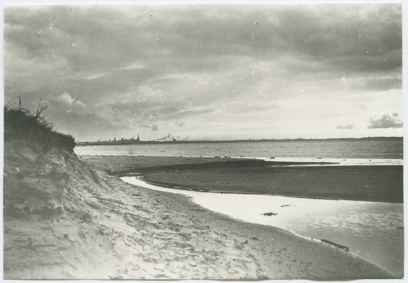 Vaade Tallinna siluetile Pirita rannalt.