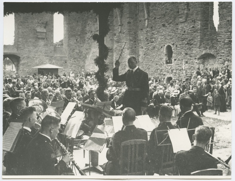 Tallinna garnisoni orkester esinemas Pirita kloostri 500. aasta juubelipidustustel.