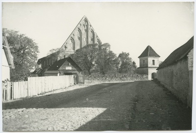 Vaade kloostrikiriku varemetele Pirital koos tänava ja kalmistu väravaehitisega  duplicate photo