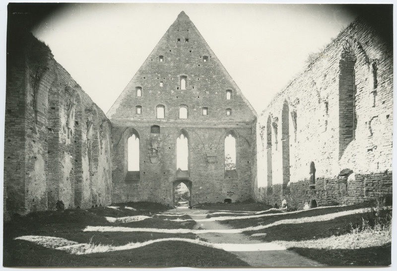 Pirita kloostri kiriku sisevaade tagaseinast viilu suunas