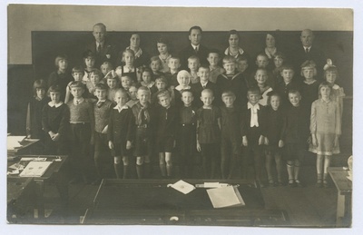 Grupifoto tahvli ees. Hiiu algkooli Ia klass 1938.-1940. a  duplicate photo