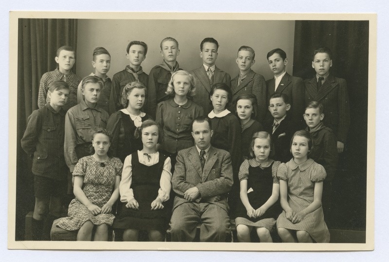 Grupipilt. Hiiu algkooli õpilased koos õpetajaga. 22. 05. 1940. a