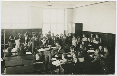 Õpetaja ja õpilased klassitoas (vahetund). 1938.-1940. a  duplicate photo