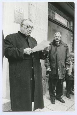 Tallinn. Arthur Ströhmi mälestusplaadi avamine Pikk tn. 9 majal. Fotol Carl Gustav Ströhm (Arthur Ströhmi pojapoeg)  duplicate photo