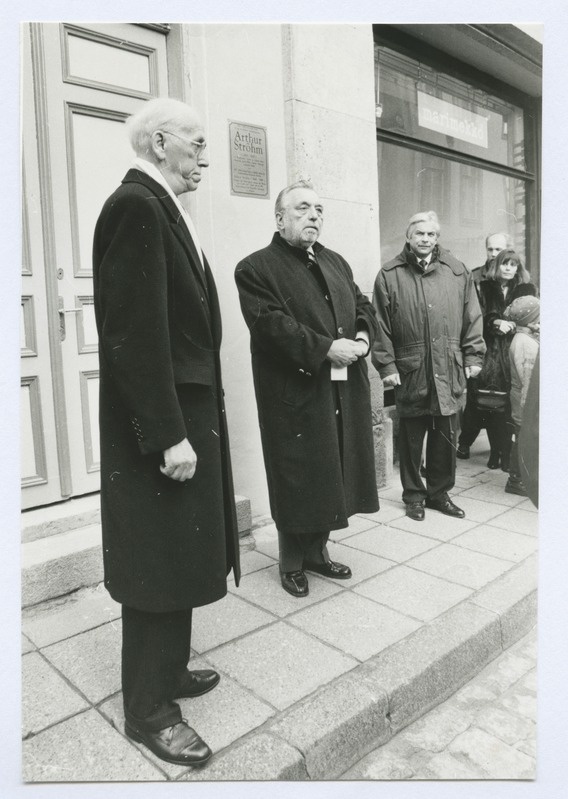 Tallinn. Arthur Ströhmi mälestusplaadi avamine Pikk tn. 9 majal. Ees L. Meri