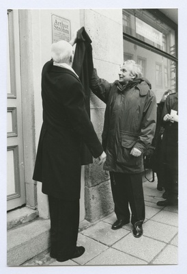 Tallinn. Arthur Ströhmi mälestusplaadi avamine Pikk tn. 9 majal. Lennart Meri ja Jaak Tamm eemaldavad katte mälestusplaadilt  duplicate photo