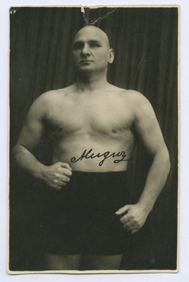 Aleksander Mugur -poksija ja maadleja (sünd. 1884). Ateljeefoto autogrammiga  duplicate photo