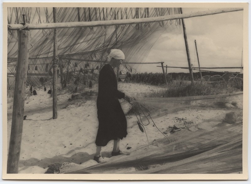 Foto. Naine võrkudega Narva-Jõesuu rannas