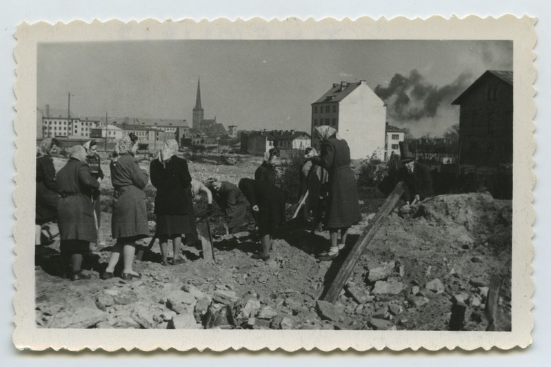 Fotod. Raamatukaubanduse töötajad. 1940.a-d.