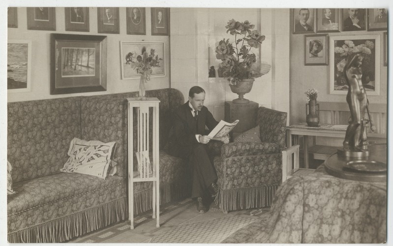 Foto. Johannes Parikas oma ateljees