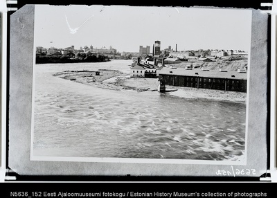 Vaade Narva jõele raudteesilla kohalt lõuna suunas, tagaplaanil Kreenholmi manufaktuur.  similar photo