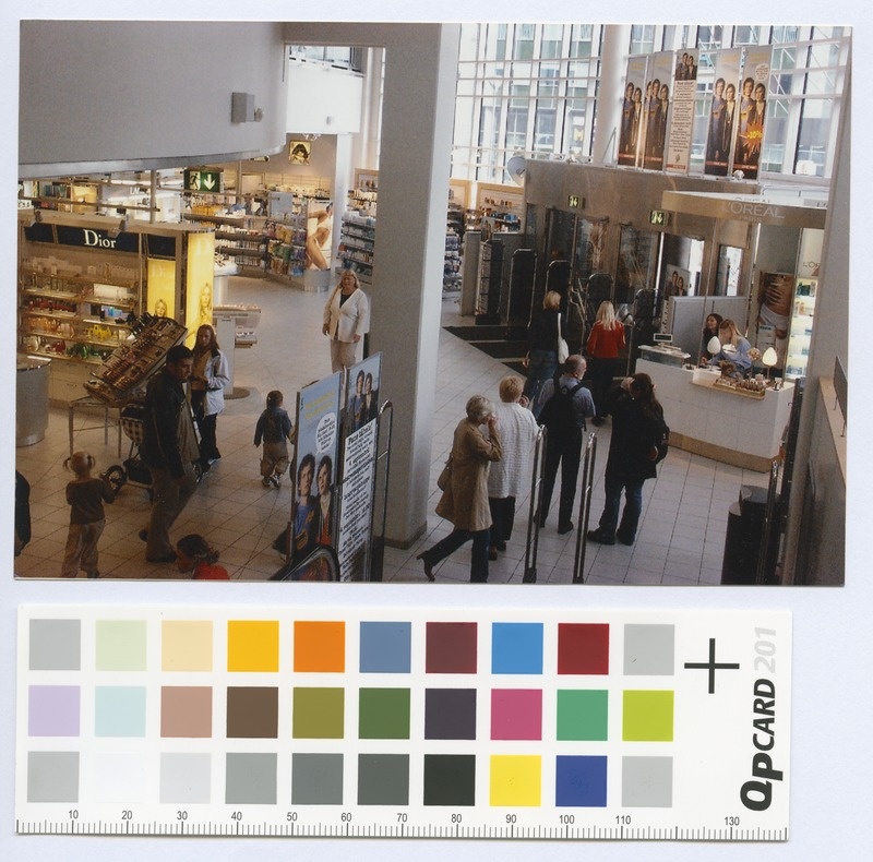 Vaade Stockmanni kaubamaja liikurtrepilt väljapääsu poole.