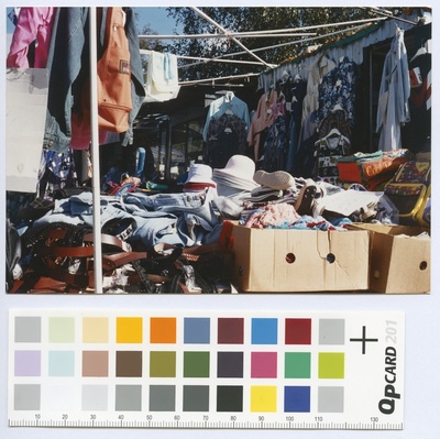 Riidemüük Jaama turul: pealisriided, alusriided, mütsid, jalanõud, püksirihmad, kotid jne.  duplicate photo