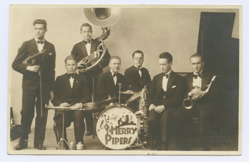 Tantsuorkester "Merry Pipers" liikmed oma pillidega. Orkester mängib korp. "Lüürika" ballil seltskondl. majas.