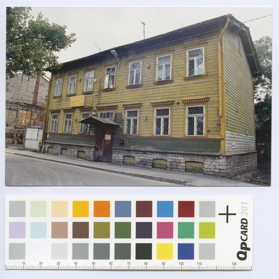 Tatari tänav 14. Kahekordne, trellitatud akendega, vana puumaja.  duplicate photo