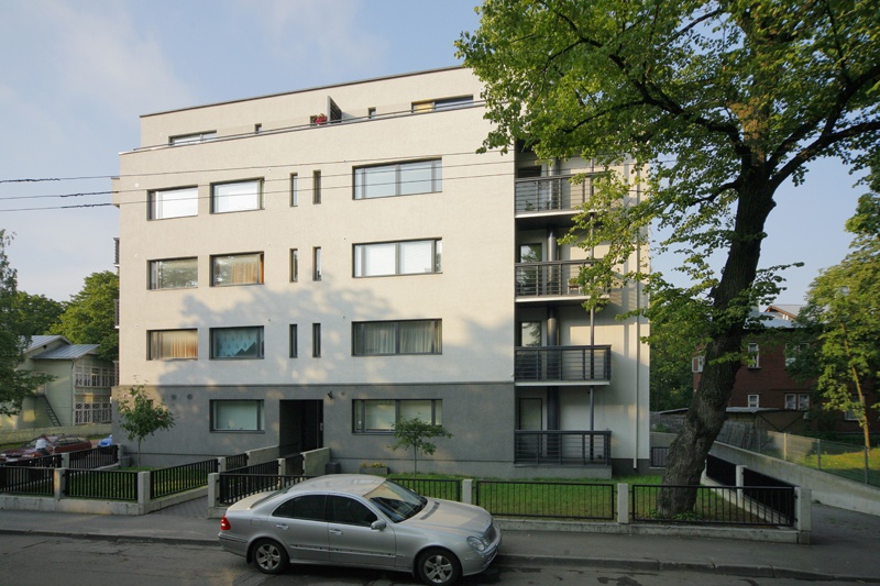 Apartment building in Kadriorus, view of the building