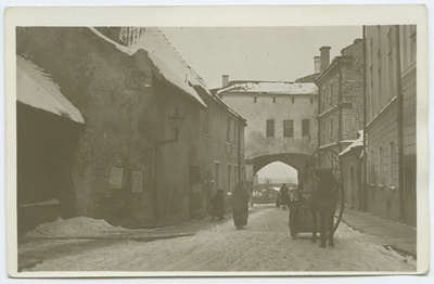 Tallinn, Suur-Rannavärav talvel, vaade Pikalt tänavalt, vasakul endised Kochi majad.  duplicate photo