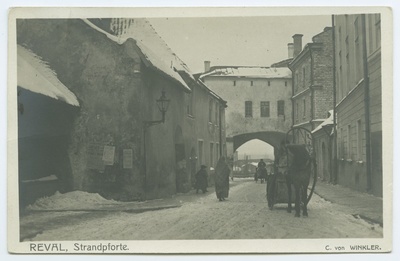 Tallinn, Suur-Rannavärav talvel, vaade Pikalt tänavalt, vasakul endised Kochi majad.  duplicate photo