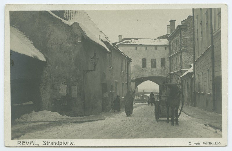 Tallinn, Suur-Rannavärav talvel, vaade Pikalt tänavalt, vasakul endised Kochi majad.