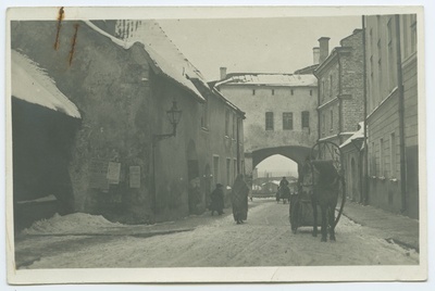 Tallinn, Suur-Rannavärav talvel, vaade Pikalt tänavalt, vasakul endised Kochi majad.  duplicate photo