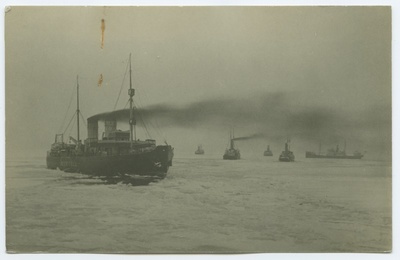 Laevad talvisel merel, esiplaanil jäälõhkuja "Suur Tõll".  duplicate photo