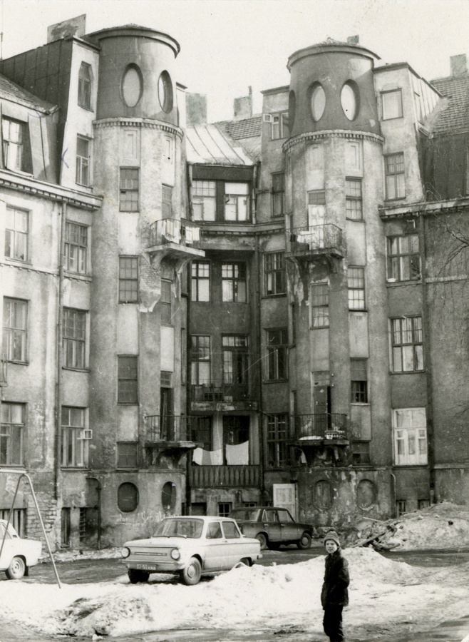 Apartment in Kadriorus, view of the courtyard. Architect Karl Burman