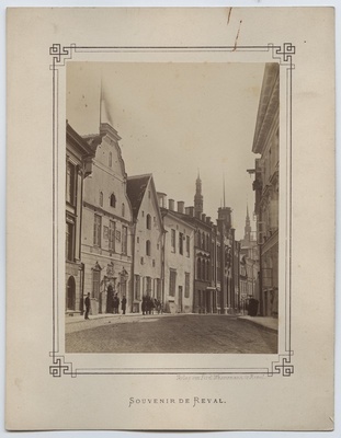 Tallinn, Pikk tänav, Mustpeade Vennaskonna ja Kanuti Gildi hooned. Seeria "Souvenier de Reval".  similar photo