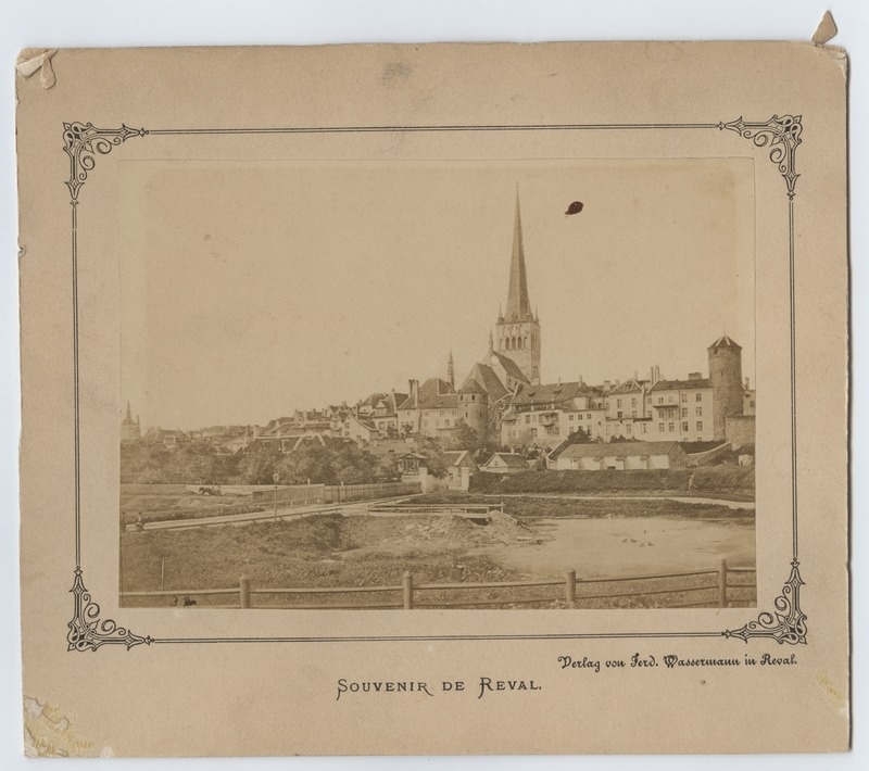 Tallinn, vaade vanalinnale Väike-Rannavärava tänavalt. Seeria "Souvenier de Reval".