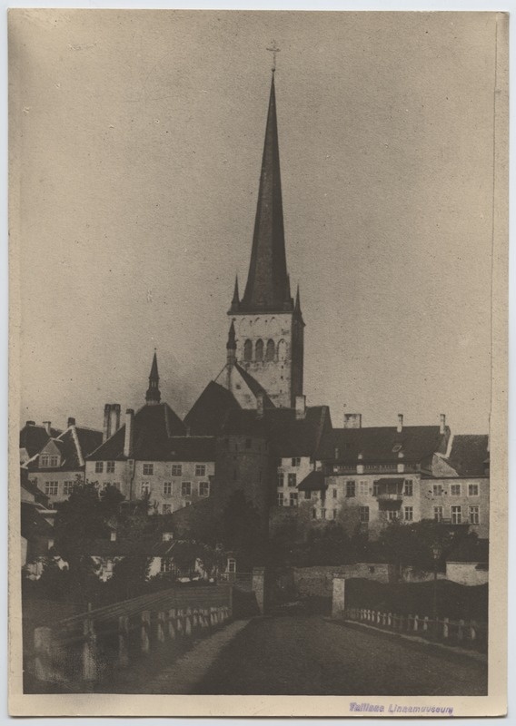 Tallinn, Väike Rannavärav, taga Oleviste kirik.