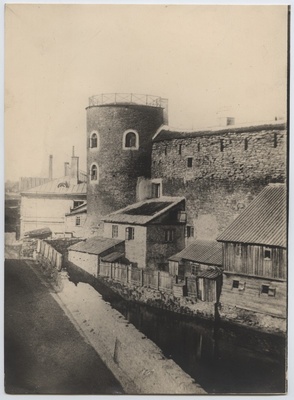 Tallinn, Valli tänav linnamüüri ja Hinke torniga.  duplicate photo
