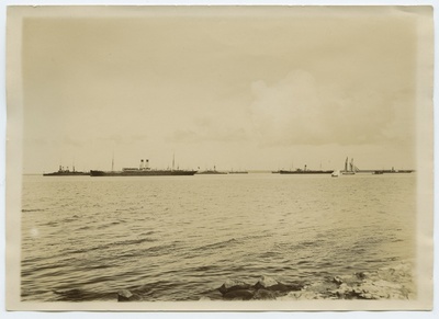 Laevad Tallinna reidil.  duplicate photo