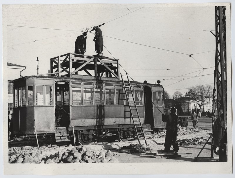 Tallinn, Balti jaam, trammiliini ehitustööd, õhujutmete ülesseadmine.