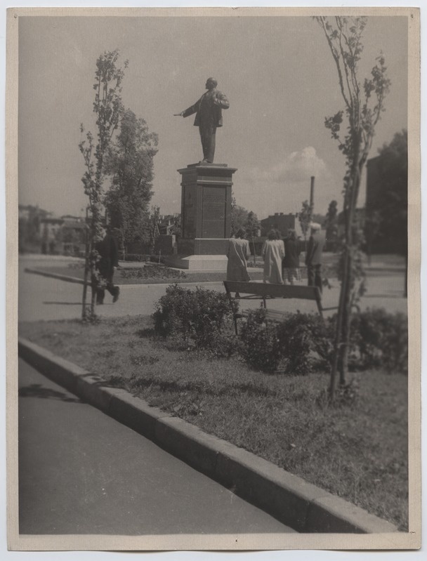 Tallinn, Lenini allee, V.I.Lenini mälestussambaga.