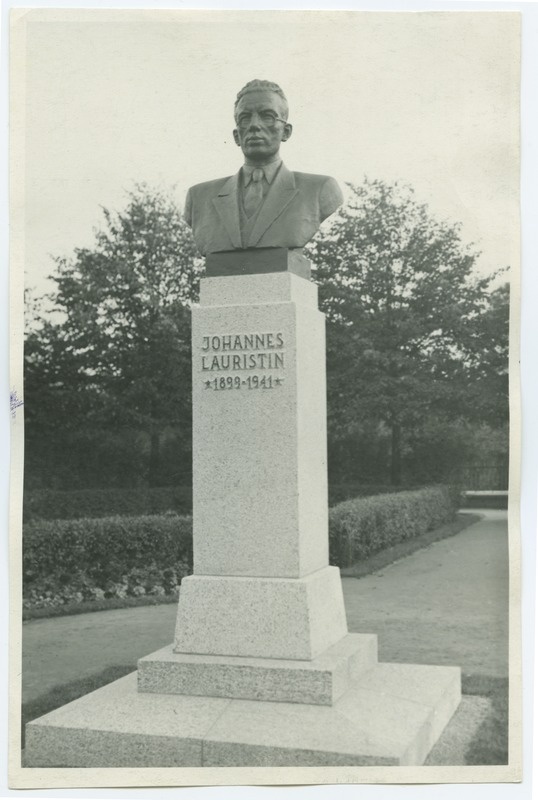 Johannes Lauristini mälestussammas Tallinnas, Toompea lossi aias, eestvaade.