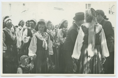 1950. aasta laulupidu Tallinnas, rühm naislauljaid rahvariietes Tallinna linna TSN Täitevkomitee segakoorist.  duplicate photo