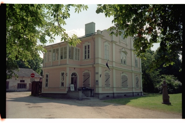 Building in Kadriorg, where lived e. Vilde