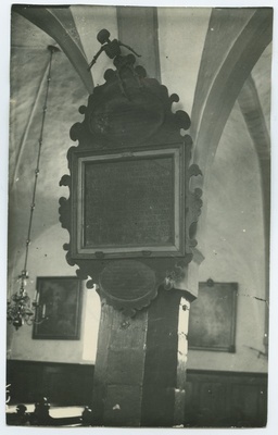 Epitaaf, katku ja nälja mälestuseks 1602. aastal, Rootsi Mihkli kirikus, ripub sambal.  duplicate photo