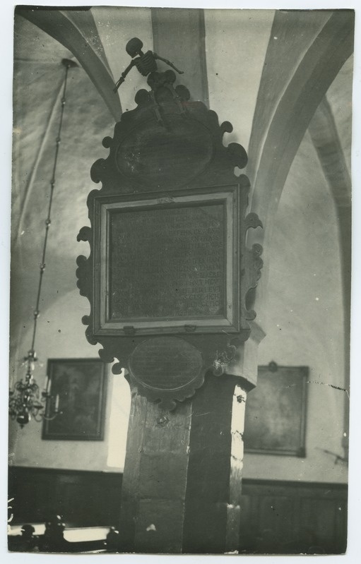 Epitaaf, katku ja nälja mälestuseks 1602. aastal, Rootsi Mihkli kirikus, ripub sambal.