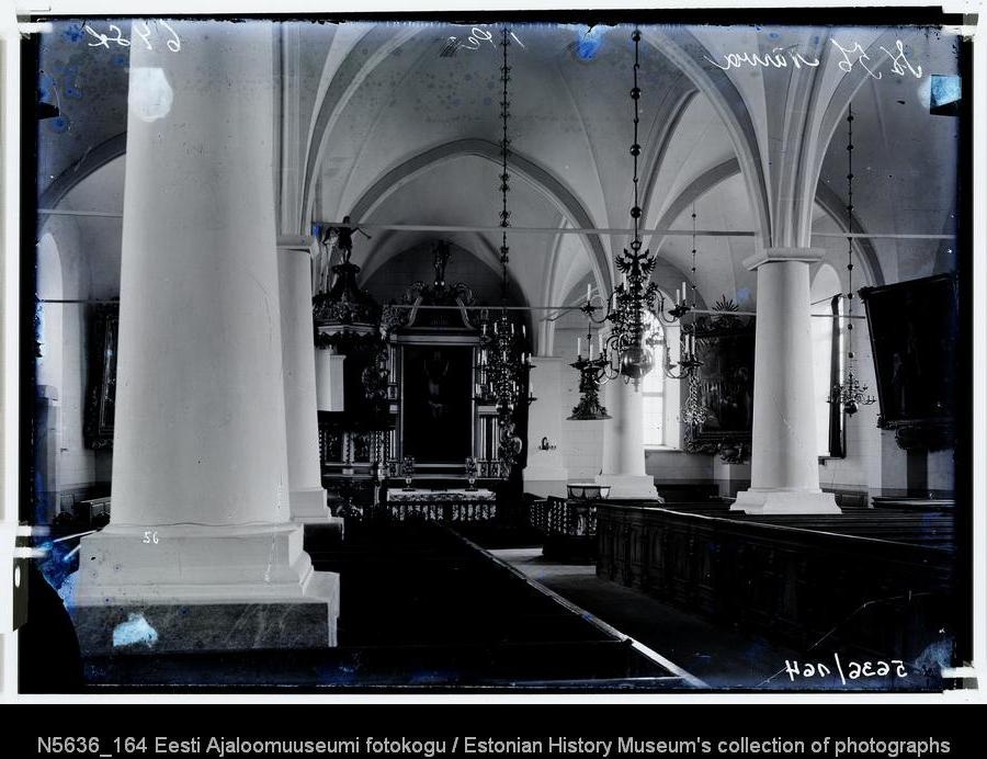 Jaani kirik. Sisevaade ida suunas, tagaplaanil altar.