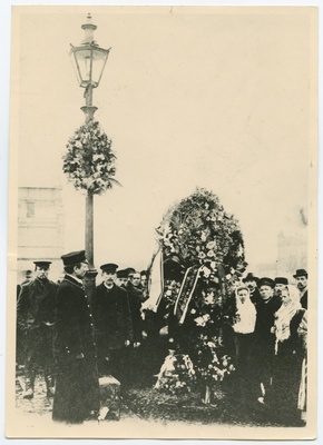 16.10.1905 ohvrite langemise koht Uuel turul, pärgadega kaunistatud, ümber rahvahulk.  duplicate photo