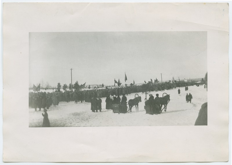 Ülelinnaline mälestusrongkäik 16.10.1905 ohvrite haudadele Rahumäe kalmistul.