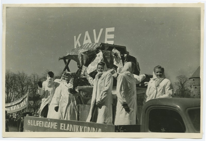 1. mai 1947, Šokolaadi vabriku "Kave" auto demonstratsioonil.